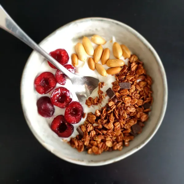 Iogurte com cereja e castanhas
