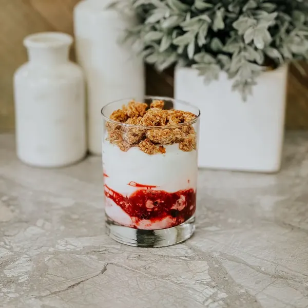 Iogurte natural com frutas vermelhas e granola